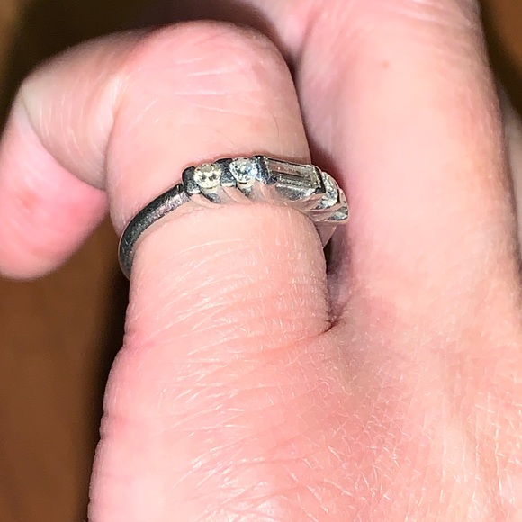 Platinum Ring with Diamonds - Picture 3 of 10